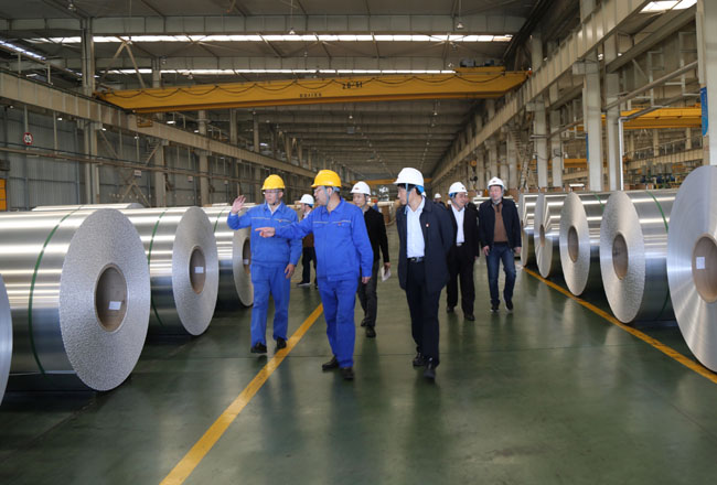 市人大財(cái)政經(jīng)濟(jì)工作委員會(huì)副主任孫紅軍一行到萬基鋁加工參觀考察