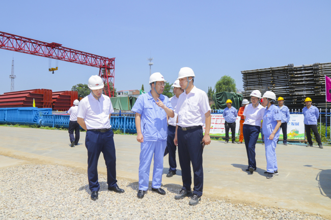 光大銀行洛陽分行行長(zhǎng)苗長(zhǎng)海、副行長(zhǎng)夏冰等一行到萬基控股集團(tuán)調(diào)研