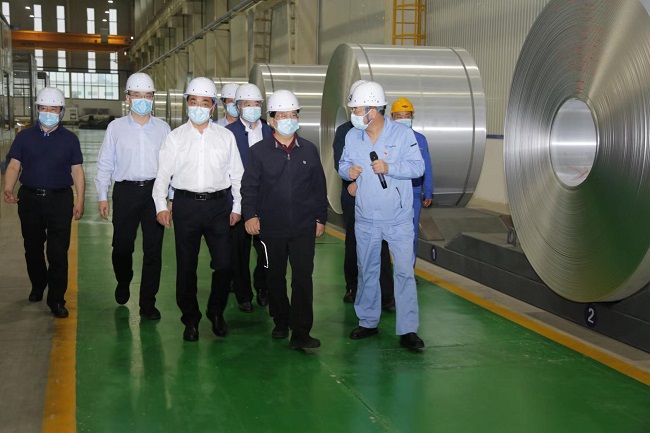 洛陽市市長(zhǎng)徐衣顯一行到萬基12萬噸高端雙零箔鑄軋帶坯項(xiàng)目現(xiàn)場(chǎng)調(diào)研