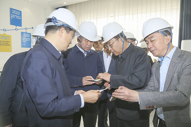 寧夏回族自治區(qū)黨委常委、副主席買彥州一行到萬基控股集團調(diào)研