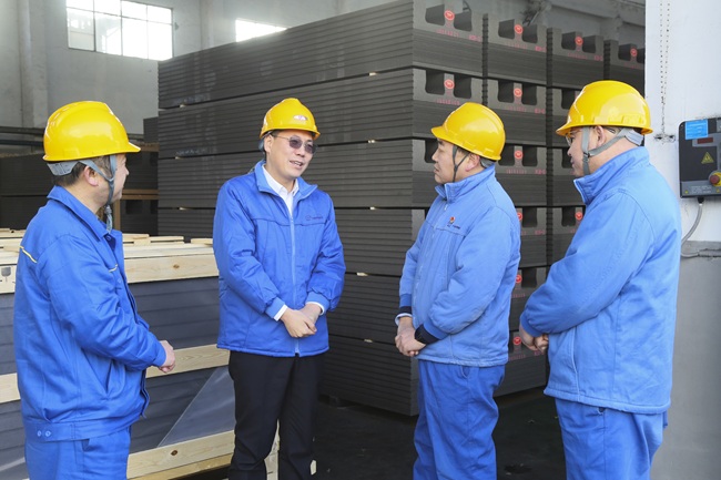 黨委書記、董事長黃小寧春節(jié)前到生產(chǎn)一線慰問