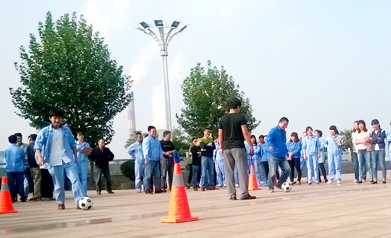 公司工會組織的迎國慶職工文體活動(dòng)—足球過障礙接力賽