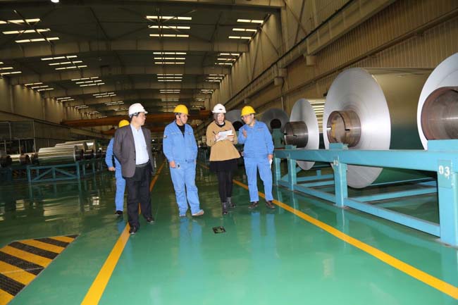 河南日報(bào)駐洛陽記者站站長田宜龍到萬基鋁加工采風(fēng)