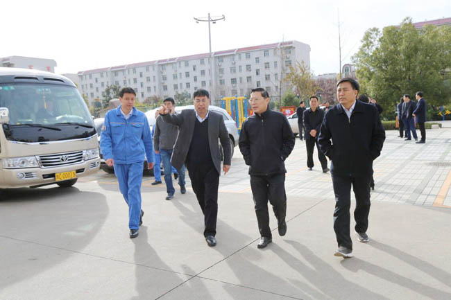 縣委書記劉冠瑜、縣長郅書安到萬基花園一小區(qū)視察指導(dǎo)工作